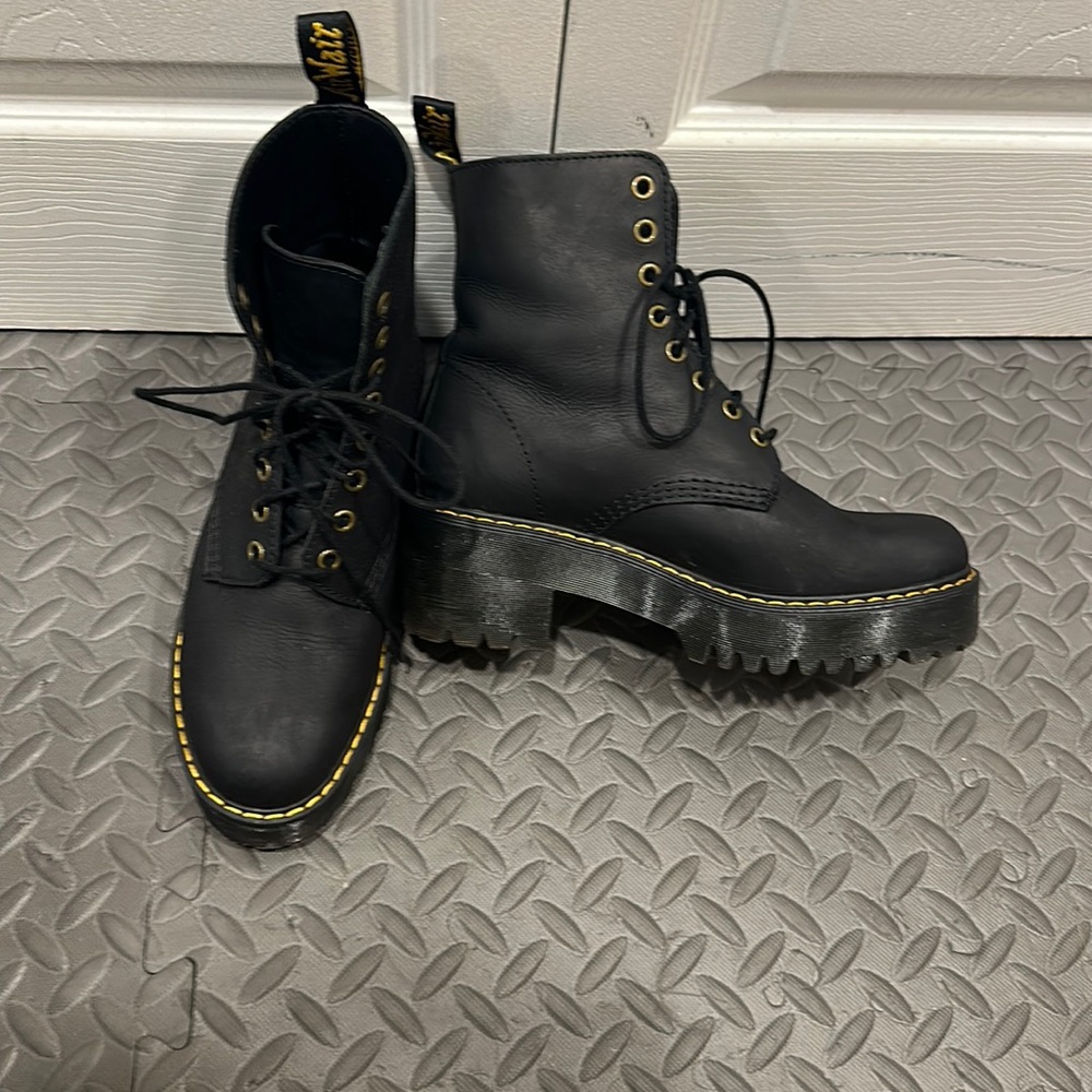 Doc marten platform boots, really good condition. Perfect broken in.
